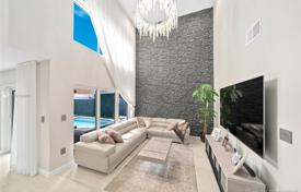 Комфортабельная вилла с задним двором, бассейном, зоной отдыха и гаражом, Холливуд, США за $749 000