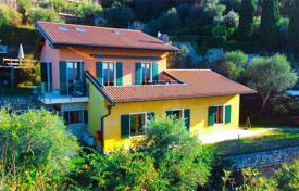Чудесная вилла с захватывающим видом на озеро Гарда в Торри-дель-Бенако, Венето, Италия за 2 400 000 €