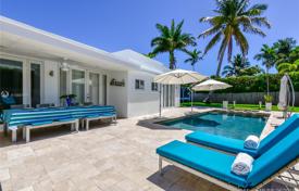 Уютная вилла с задним двором, бассейном, террасой и парковкой, Майами-Бич, США за $1 500 000