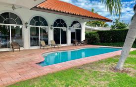 Просторная вилла с бассейном, зоной патио и двумя гаражами, Майами, США за 1 642 000 €