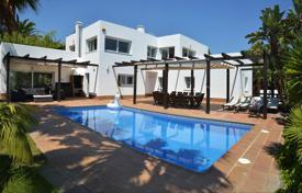 Вилла с садом, бассейном, гаражом и гостевым домиком, в 100 метрах от пляжа, в Бланес, Жирона, Испания. Цена по запросу