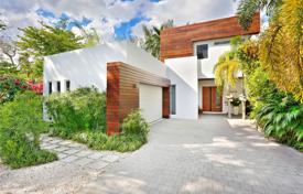 Тропическая вилла с частным садом, бассейном, гаражом и террасой, Майами, США за 1 901 000 €