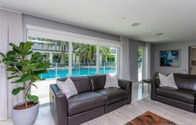 Уютная вилла с садом, задним двором, бассейном, летней кухней, зоной барбекю, патио и террасой, Майами, США за 2 508 000 €