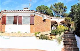 Меблированная вилла с террасами и гаражом рядом с пляжами и центром Льорет‑де-Мар, Испания за 220 000 €