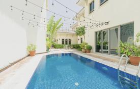Вилла с бассейном и прямым выходом на пляж в престижном районе, Дубай, ОАЭ за $10 300 в неделю