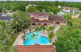 Просторная вилла с задним двором, бассейном, летней кухней, зоной отдыха, террасой и двумя гаражами, Майами, США за $1 950 000