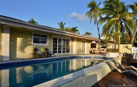 Просторная вилла с бассейном, задним двором и гаражом, Майами Бич, США за $1 700 000