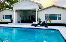 Красивая прибрежная вилла с патио, бассейном, доком, террасой и видом на залив, Майами-Бич, США за $5 500 000