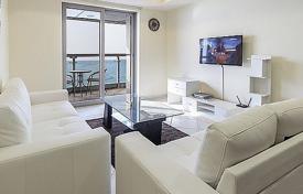 Трехкомнатные апартаменты с панорамным видом на район Пальма-Джумейра и море в высотной резиденции с бассейном, Дубай Марина, Дубай, ОАЭ. Цена по запросу