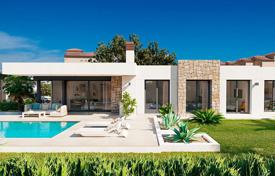 Одноэтажная вилла с садом и бассейном в 900 метрах от пляжа, Кальп, Испания за $1 060 000