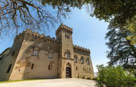Замок с виноградниками на продажу в Тоскане. Цена по запросу