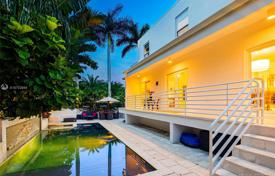 Просторная вилла с задним двором, бассейном, зоной отдыха, садом, террасой и гаражом, Майами, США за 1 657 000 €