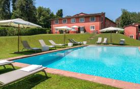 Традиционное поместье с бассейном и теннисным кортом в Лукке, Тоскана, Италия. Цена по запросу