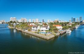 Просторная вилла с задним двором, бассейном, террасой и гаражом, Майами-Бич, США за $3 800 000