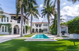 Просторная вилла с задним двором, бассейном, летней кухней, зоной отдыха, террасой и тремя гаражами, Майами-Бич, США за 12 901 000 €