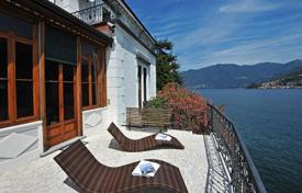 Вилла в классическом стиле прямо на берегу озера Комо в Мольтразио, Ломбардия, Италия за 7 300 € в неделю