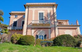 Апартаменты в исторической вилле, окруженной частным парком в Генуе, Лигурия, Италия. Цена по запросу