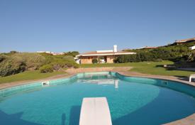 Вилла с гостевым домом, бассейном и кинотеатром в охраняемой резиденции с причалом и рестораном, в 30 метрах от пляжа, Портобелло, Италия за 15 000 € в неделю