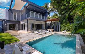 Комфортабельная вилла с задним двором, бассейном, террасой и парковкой, Майами, США за $2 650 000