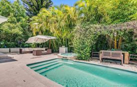 Просторная вилла с задним двором, бассейном, зоной отдыха, террасой и садом, Майами-Бич, США за $1 616 000