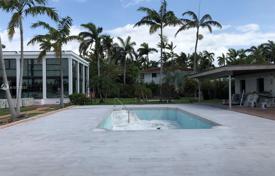 Современная вилла с задним двором, бассейном и зоной отдыха, Холливуд, США за $3 850 000