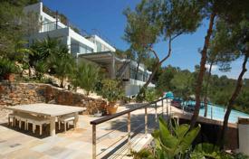 Трехэтажная белоснежная вилла с видом на море в центре Ибицы, Испания за $46 000 в неделю