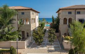 Апартаменты премиум класса с эксклюзивной резиденции с бассейном, на первой линии у моря, Лимассол, Кипр. Цена по запросу