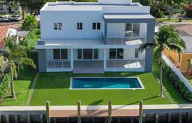 Просторная вилла с задним двором, бассейном, террасами и гаражом, Майами, США за 2 228 000 €