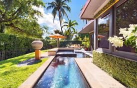 Уютная вилла с садом, задним двором, бассейном и зоной отдыха, Майами-Бич, США за $2 000 000