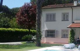 Двухэтажная вилла с бассейном и садом в 500 метрах от моря, Форте-дей-Марми, Италия. Цена по запросу