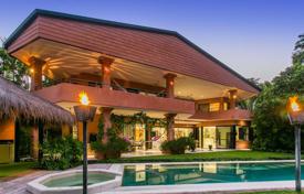 Вилла с отдельным апартаментом, садом, бассейном и парковкой, на берегу океана, в Порт Дуглас, Австралия за $3 920 000