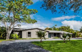 Уютный меблированный коттедж с задним двором, террасой и терраса, Майами, США за $1 095 000