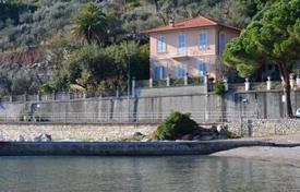 Вилла с бассейном, садом и панорамным видом в 50 метрах от моря, Портовенере, Италия за 7 300 € в неделю