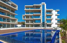Новый стильный жилой комплекс с бассейном и тренажерным залом в 250 метрах от пляжа, Агиос Тихонас, Кипр за От 480 000 €