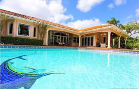 Роскошная вилла с большим участком, бассейном, гаражами и террасой, Майами, США за 1 679 000 €
