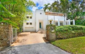 Просторная вилла с садом, задним двором, бассейном, зоной отдыха, террасой и гаражом, Майами, США за $1 675 000