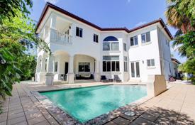 Двухуровневая вилла с задним двором, бассейном, террасой и двумя гаражами, Бей-Харбор-Айлендс, США за $2 725 000
