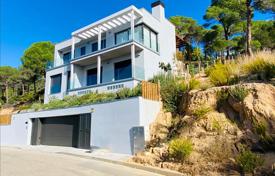 Трехэтажная вилла с бассейном и видом на море, Ллорет‑де-Мар, Испания за 770 000 €