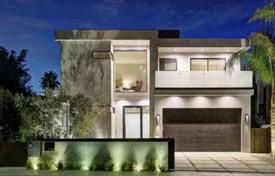 Фешенебельная двухэтажная вилла с мебелью и благоустроенной террасой на крыше в Лос-Анджелесе за 3 546 000 €