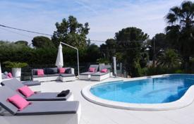 Современная вилла с бассейном и садом в спокойном жилом районе, Кап д'Антиб, Франция за 5 900 € в неделю