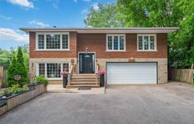 Дом в городе в Скарборо, Торонто, Онтарио,  Канада за C$1 249 000