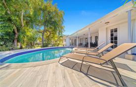 Уютная вилла с бассейном, патио и летней кухней, Авентура, США за $765 000