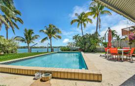 Комфортабельная вилла с задним двором, бассейном и террасой, Майам-Бич, США за $1 800 000