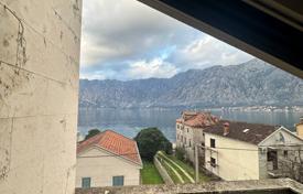 Дом с террасами и живописным видом в 50 метрах от моря, Прчань, Черногория за 800 000 €