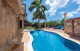 Роскошная вилла с задним двором, бассейном, садом и террасой, двумя гаражами, Майами-Бич, США за 2 251 000 €