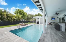 Современная вилла с задним двором, бассейном и террасой, Майами, США за $935 000