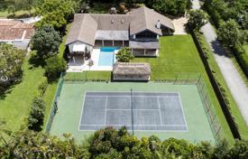 Светлая вилла с садом, задним двором, бассейном, зоной отдыха, террасой и гаражом, Майами, США за $1 750 000