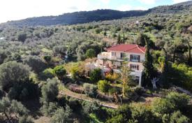 Просторная вилла с гостевой квартирой, фруктовым садом и видом на море на Пелопоннесе, Греция за 850 000 €