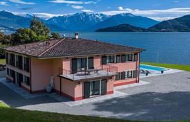 Трехэтажная вилла с бассейном и причалом на берегу озера Комо, Пьянелло-дель-Ларио, Италия. Цена по запросу