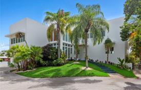 Современная вилла с задним двором, бассейном, террасой и гаражом, Корал Гейблс, США за 4 700 000 €
